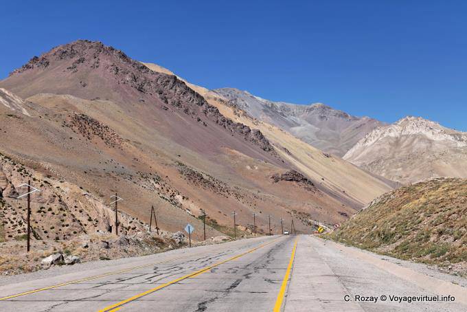 Montañas de diferentes colores, Ruta 7 de Mendoza en Chile - Argentina