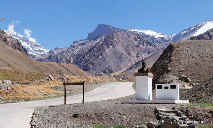 Monumento a la entrada del Parque Aconcagua Ruta 7 - Argentina