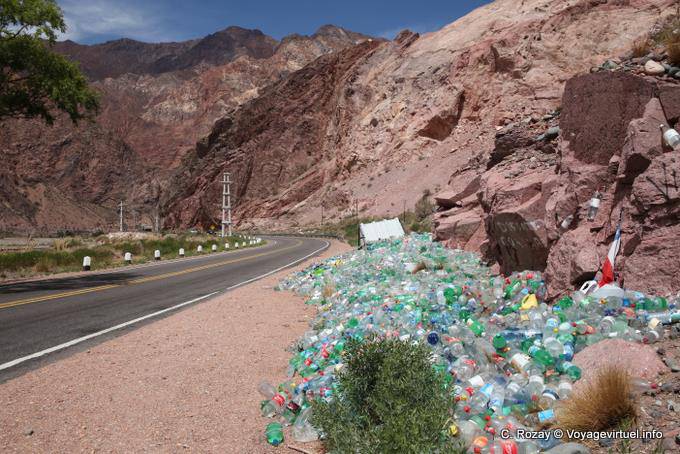 Santuario de plástico en el borde de la carretera, Ruta 7 de Mendoza en Chile - Argentina