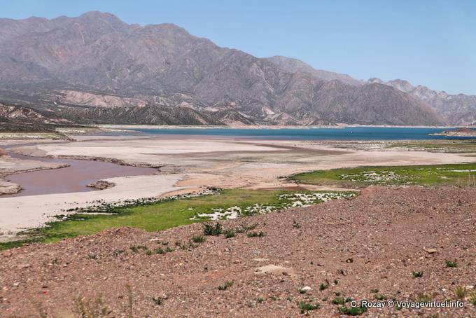 El Río Mendoza que desemboca en el embalse, Ruta 7 Lago Potrerillos - Argentina
