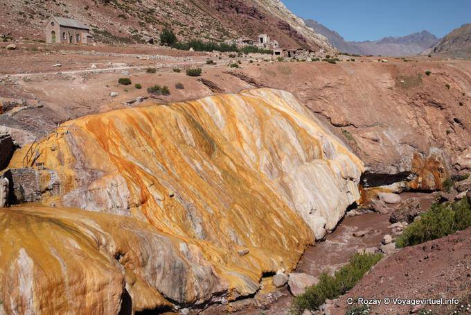 Pequeña capilla y las ruinas del hotel, Puente del Inca - Argentina
