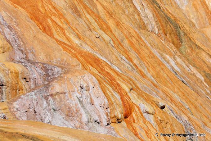 Rocas unidos al color de hierro, sal y azufre, Ruta 7, Puente del Inca - Argentina