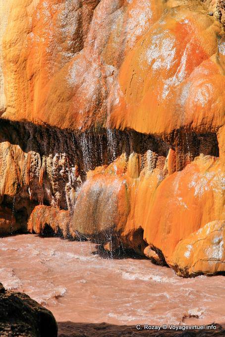 Flujo de aguas termales, Ruta 7, Puente del Inca - Argentina
