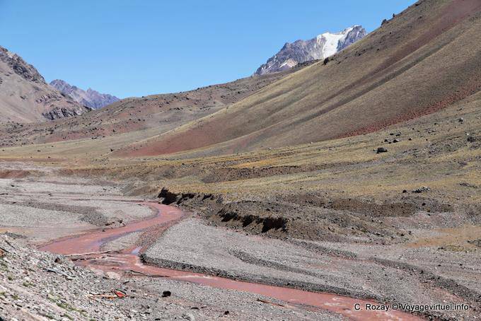 En el lecho del río, Ruta 7 Las Cuevas - Argentina