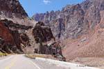 Túnel entre montañas, Ruta 7 de Mendoza en Chile, Argentina.