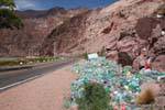 Santuario de plástico en el borde de la carretera, Ruta 7 de Mendoza en Chile, Argentina.