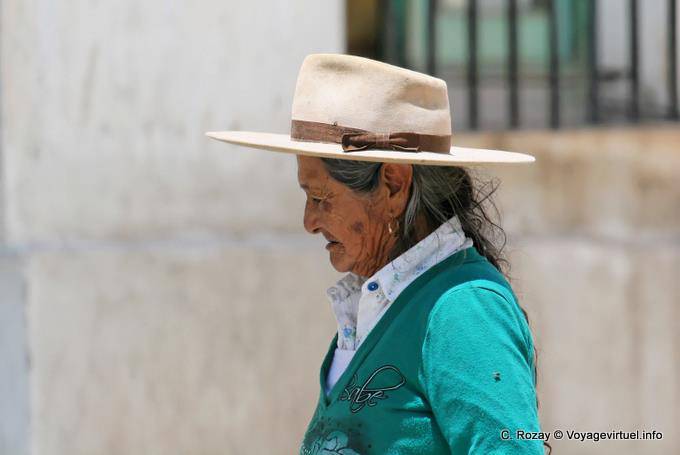 Chicuana indio con sombrero Panamá, Cachi - Argentina