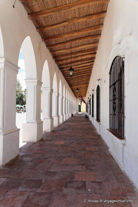 Bajo los arcos del museo, Cachi - Argentina