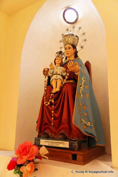 Cafayate estatua Catedral Nuestra Señora del Rosario - Argentina