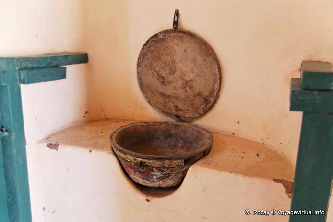 Inodoros antiguos, Iglesia San Pedro Nolasco, Molinos, Ruta 40 - Argentina