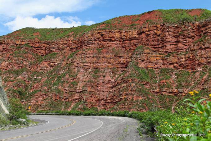 Virada entre rocas rojas Quebrada El Carril antes de Escoipe - Argentina