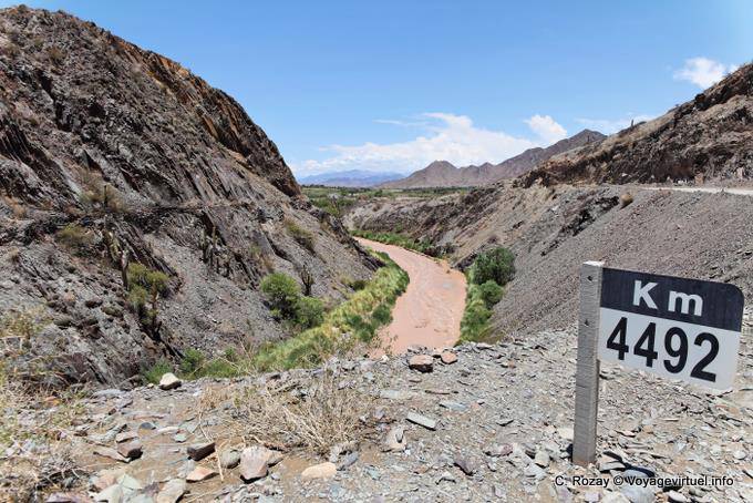 Gargantas en el km 4492, Ruta 40 entre Seclantás y Cachi - Argentina