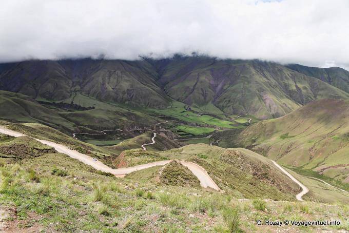 Punto de vista en las nubes, la Cuesta del Obispo, Valle Encantada - Argentina