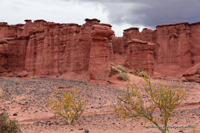 Tierra roja y el cielo negro, Talampaya - Argentina