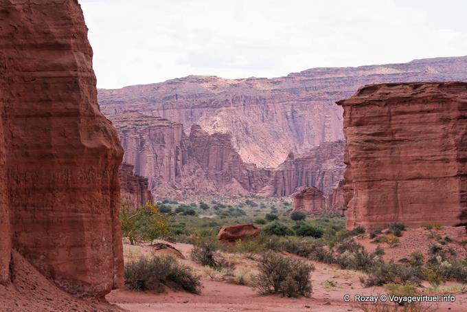 En el corazón del cañón seco del Río Talampaya - Argentina