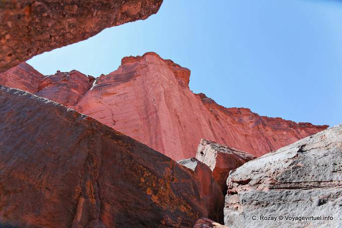 Entre las rocas, Talampaya - Argentina