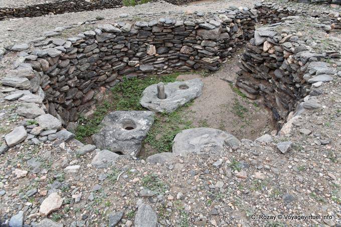 Reliquia viviente redonda con morteros, ruinas de Quilmes - Argentina