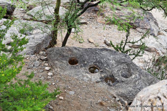 Morteros para la trituración del grano con una mano de mortero, ciudad sagrada de Quilmes - Argentina
