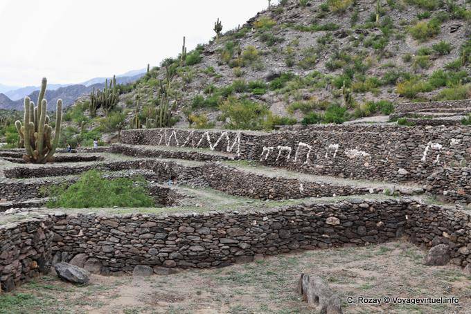 Paredes en las estribaciones del monte Cerro Alto del Rey, ruinas de Quilmes - Argentina