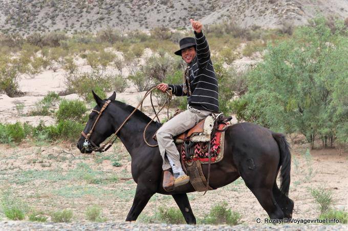Gaucho joven Hola, Ruta 40 luego de Chilecito - Argentina