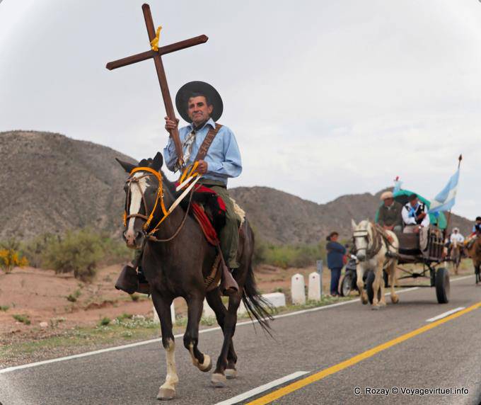 Jinete en la cruz, Ruta 40 luego de Chilecito, procesión cavalier - Argentina