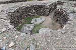 Reliquia viviente redonda con morteros, ruinas de Quilmes, Argentina.