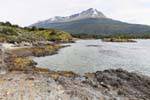 Shore y vistas a la montaña Cóndor, Bahía Lapataia, el Parque Nacional Tierra del Fuego, Ushuaia, Argentina.