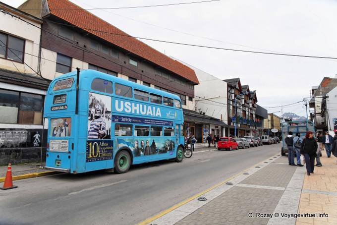 Bus en la calle San Martín, Ushuaia - Argentina