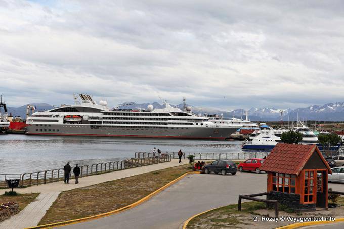 Liner en el puerto, Ushuaia - Argentina