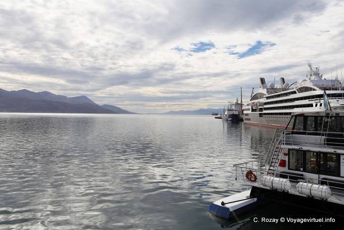 Ushuaia, la bahía y el puerto - Argentina