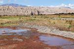 Paisaje contrastes entre el valle de los Calchaquíes Río Calchaquí y sierras del valle, Ruta 40, Argentina.