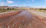 el Río Calchaquí a bajo el agua de un puente cerca de San Carlos del Valle Calchaquíes, Ruta 40, Argentina.