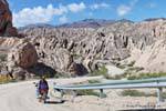 Bicicleta en la pista después de que el El Corte Ventisquero, Quebrada de las Flechas Valles Calchaquíes, Ruta 40, Argentina.