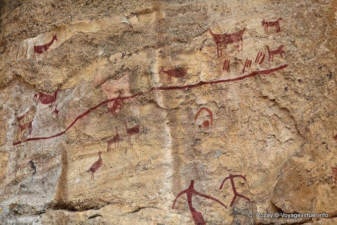 Manada y otros animales en la pintura de la roca andesita Tehuelche, Walichu - Argentina