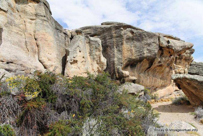Caminar en la cuevas, yacimiento arqueológico Tehuelche, Walichu - Argentina