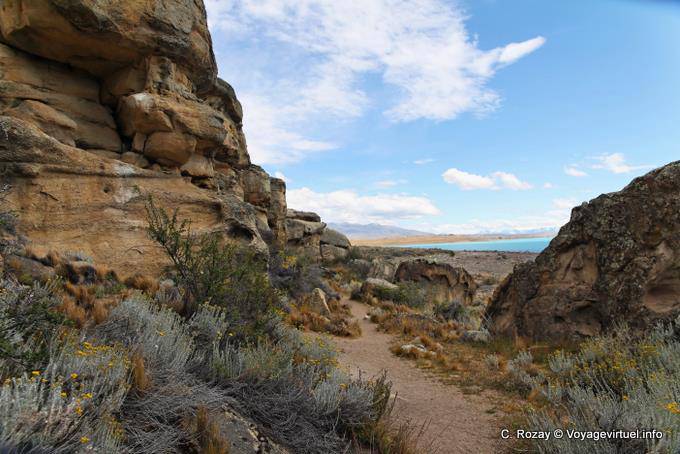 Vista desde las cuevas, yacimiento arqueológico Tehuelche, Walichu - Argentina
