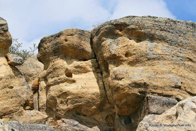 Caras en el acantilado, sitio arqueológico Tehuelche, Walichu - Argentina