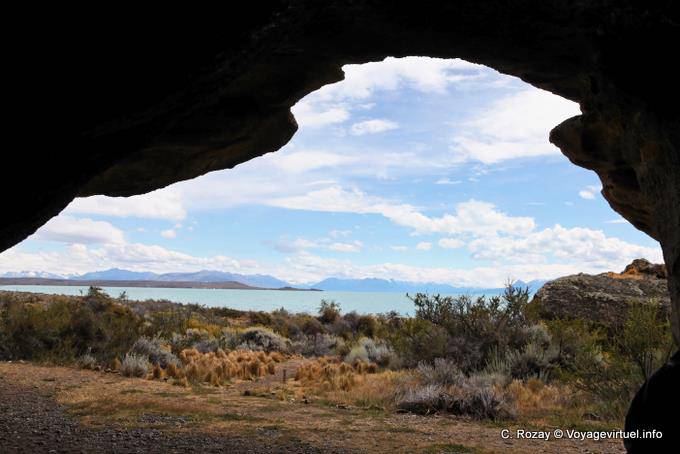 Vista desde la cueva, sitio arqueológico Tehuelche, Walichu - Argentina