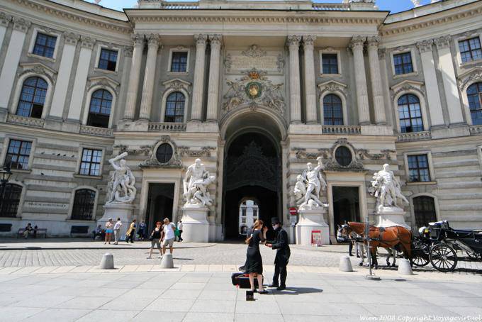 Hofburg, ver la entrada de la Michaeler Platz - Viena - Austria
