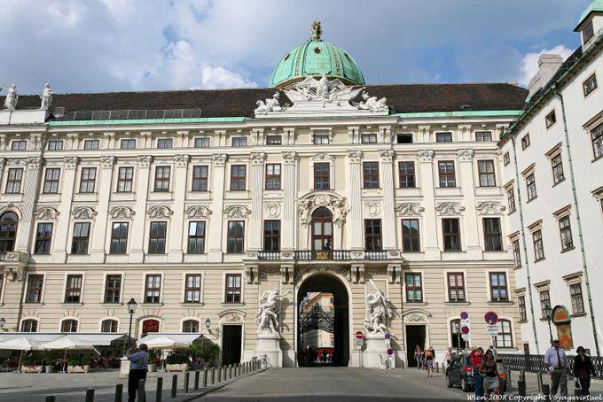 Hofburg, salida a la Michaelerplatz - Viena - Austria