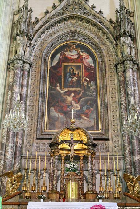 Altar Minoritenkirche se ve en primer plano - Viena - Austria