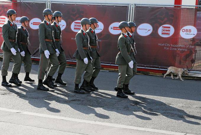 Neueburg, Cambio de Guardia Helden Platz - Viena - Austria