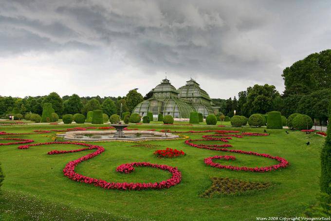 Panorama de los invernaderos y el parque de Schönbrunn Palmenhaus - Viena - Austria