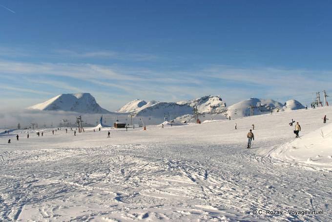 En la parte inferior de las pistas de esquí de Avoriaz, - Alpes, Francia
