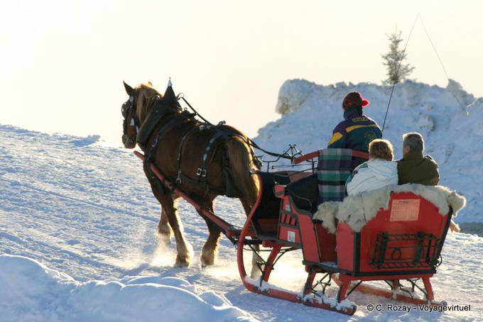 Paseo en trineo rojo, Avoriaz - Alpes, Francia