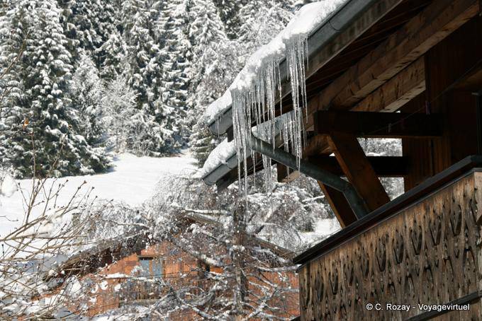 Aplique hielo sobre el chalet de Les Gets - Alpes, Francia