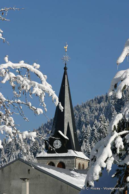 Campanario de la Iglesia de la Natividad de María, de Les Gets - Alpes, Francia