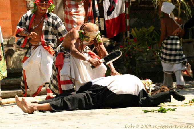 Batalla entre Sahadewa a Kalika, Kriss danza - Bali