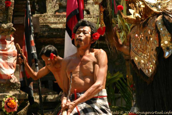 Hombres de Barong y Kris hechizado, bailan Kriss - Bali
