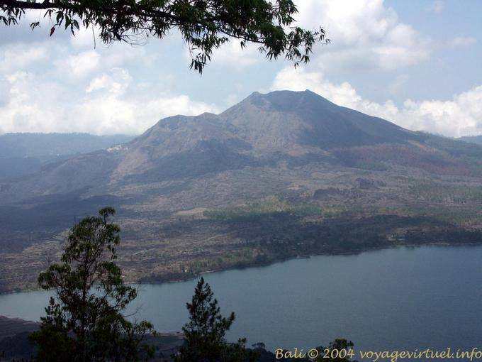 Vista del lago y el volcán Batur - Bali